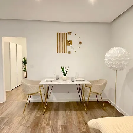 Regency - Stylische Zentrale 50m2 Mit Balkon, Wasserblick Und Netflix Apartment